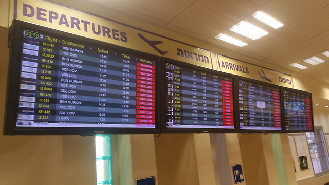 Аэропорт бен гурион прилет. Табло Бен Гурион. Бен Гурион табло вылета. Табло Тель-Авив. Бен Гурион терминал прилета.