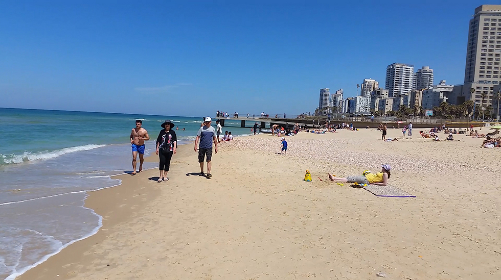מול מים ושמיים: חופי הים של העיר בת-ים