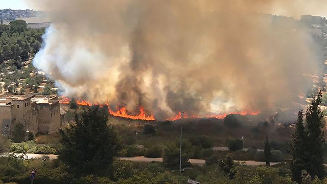 שריפה בירושלים: דיירים פונו מעמק המצלבה, האש כובתה