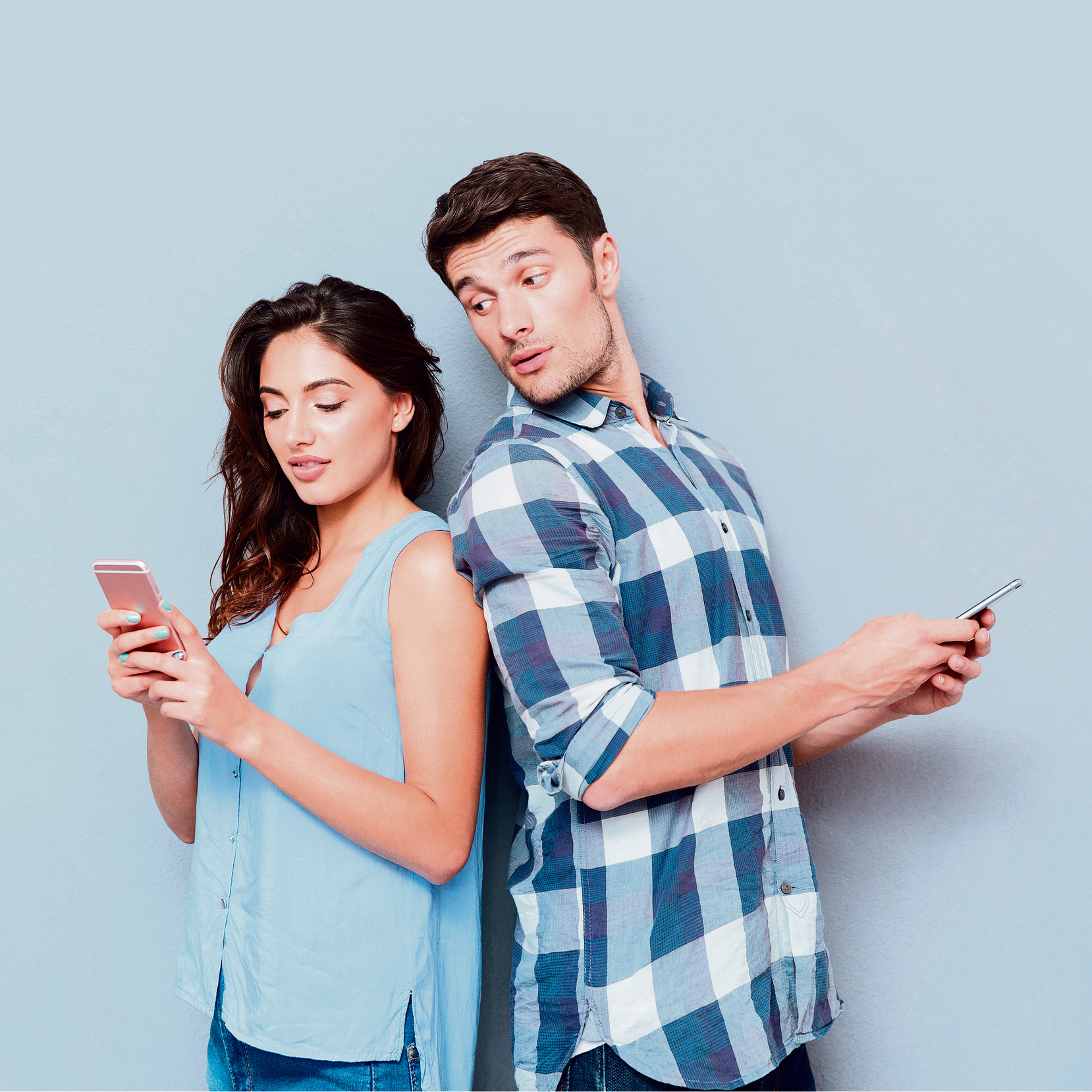 Человек сидит в телефоне. Парень и девушка с телефоном. Парень утешает парня. Мужчина и женщина разговаривают на улице. Со мной который общается парень.