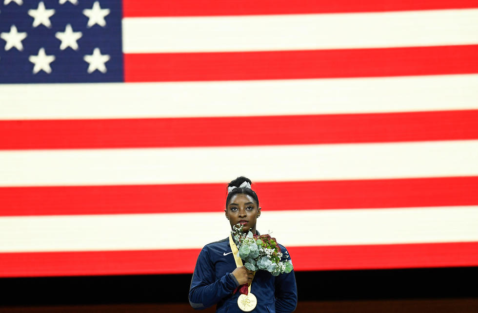 סימון ביילס השוותה את שיא המדליות באליפויות העולם