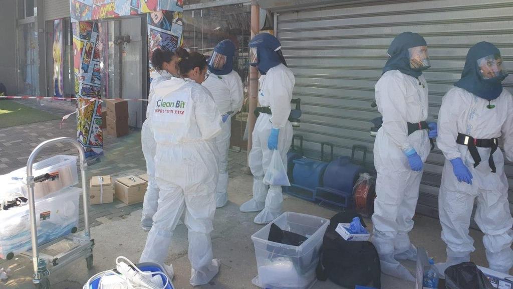 Quarantine teams outside the 'Red Pirate' store in central Israel  ()