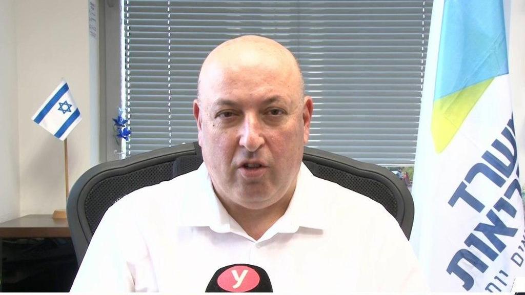 "לחלק לציבור מנות קרב". פרופ' איתמר גרוטו Health Ministry Deputy Director-General Prof. Itamar Grotto ()