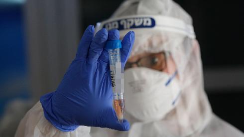 Анализ на коронавирус. Фото: AFP ()