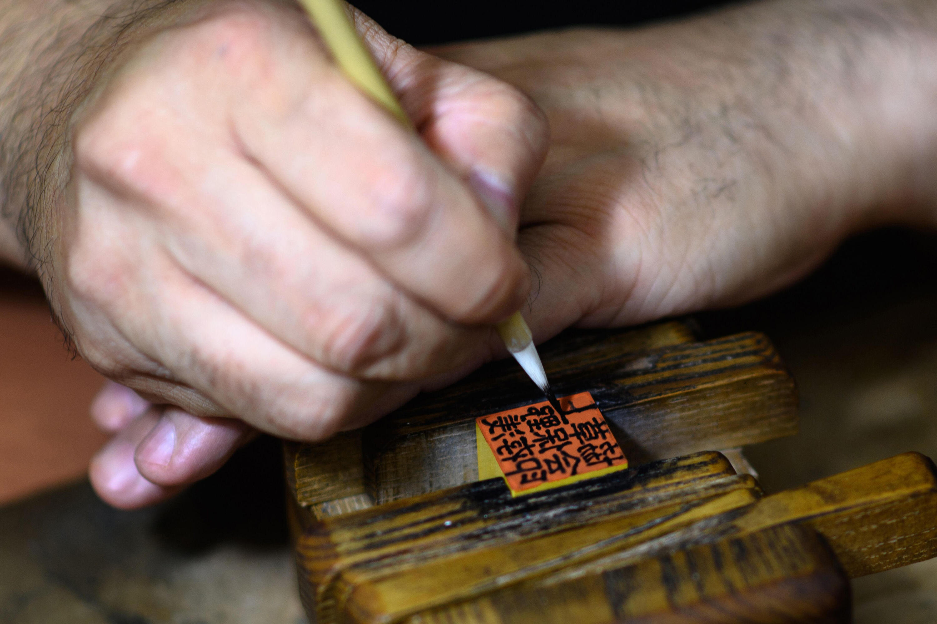 יפן חותמות הנקו טקהירו מקינו בעל מלאכה ש מכין חותמות (צילום:AFP)