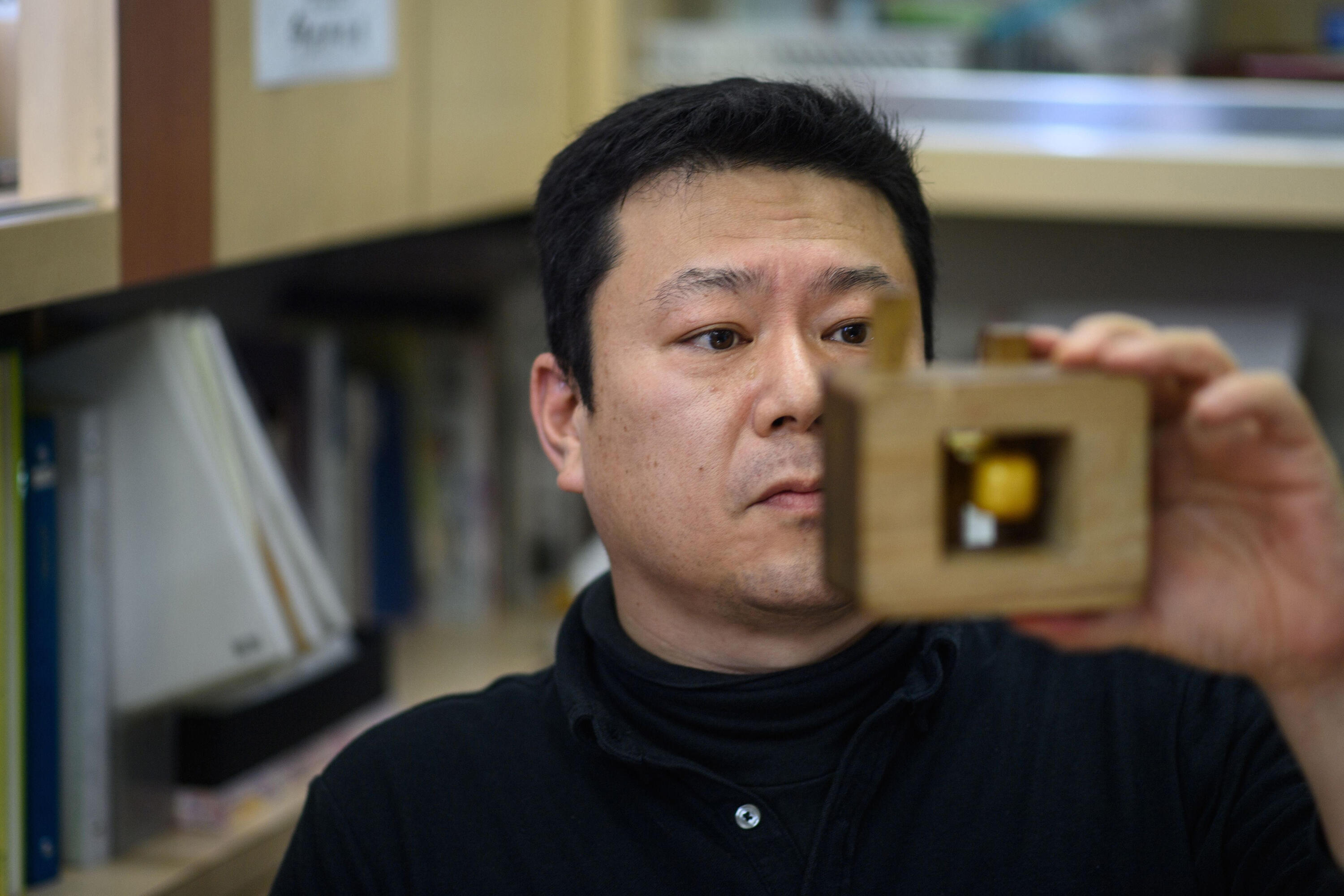 יפן חותמות הנקו טקהירו מקינו בעל מלאכה ש מכין חותמות (צילום: AFP)